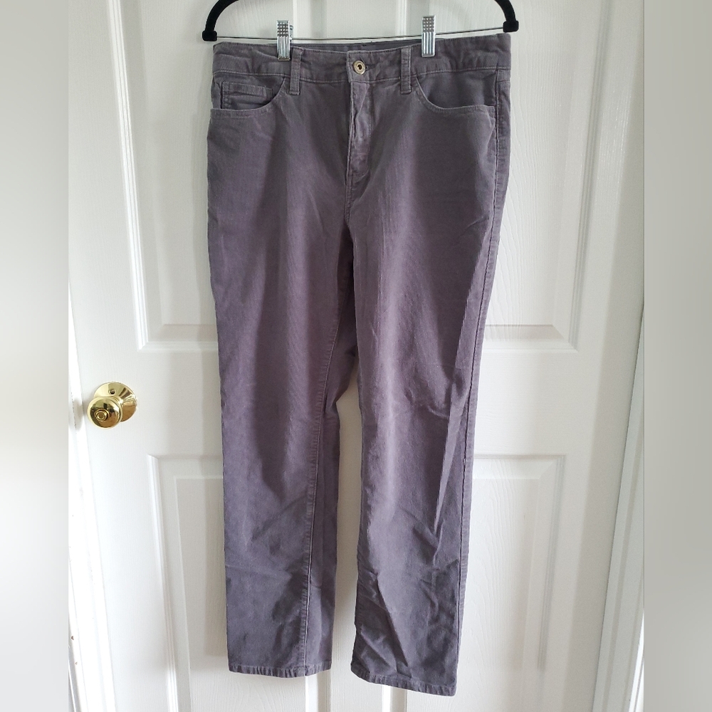 St. John's Bay Gray Straight Leg Jeans. Size 12. #GR